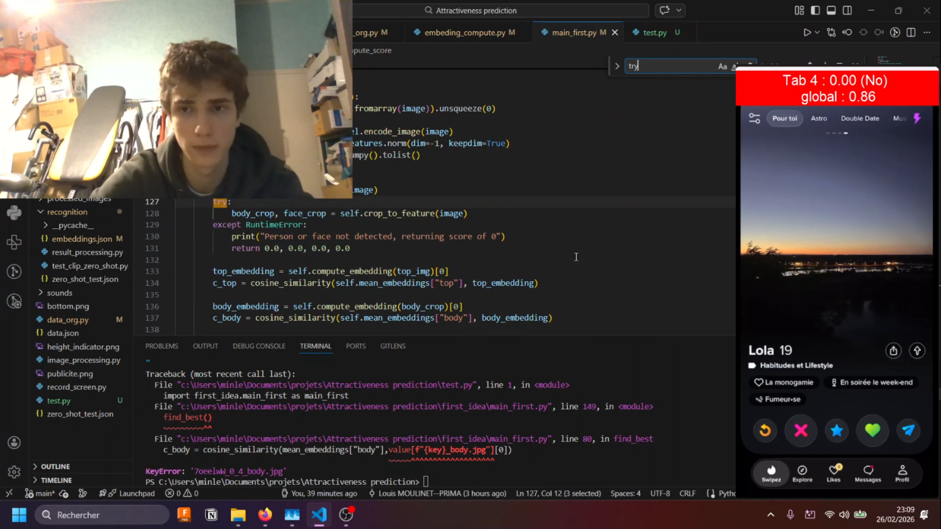 Une image d'un écran avec du code, à sa droite un écran de smartphone avec un score.